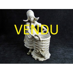 Subject biscuit representing a Dutch fisherwoman carrying a basket.