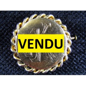 Broche en métal doré chiffrée FK