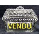 Beurrier ancien en verre moul&eacute;