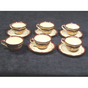 Ensemble tasses en fa&iuml;ence de Quimper sign&eacute;es Billiers 