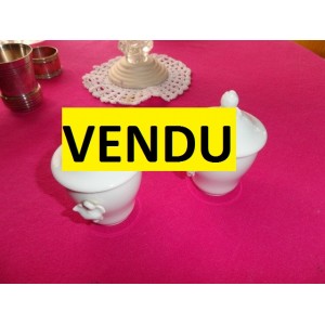 Ensemble de 2 petits pots à crème anciens en porcelaine blanche de Paris