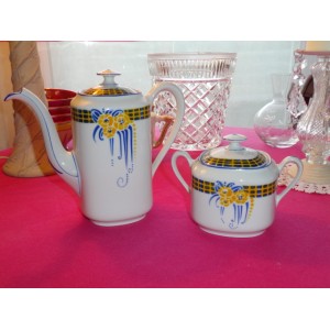Verseuse à café et sucrier en porcelaine Legrand à Limoges