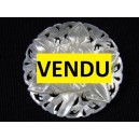 Broche en nacre, bijou de style polynésien. 