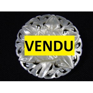 Pearl brooch, Polynesian-style gem.