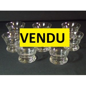 Ensemble de 8 coupes à champagne en verre gravé