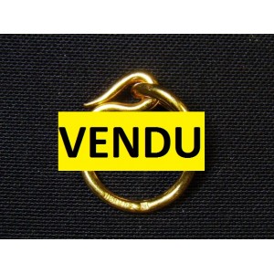 Anneau de foulard en métal doré signé Hermès.