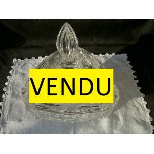 drageoire en verre taill&eacute; triangulaire