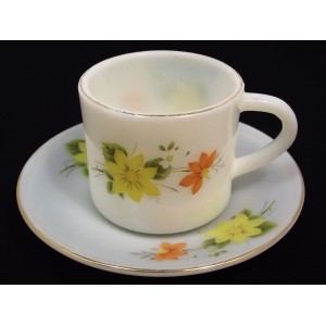 Tasse &agrave; th&eacute; vintage en arcopal avec sa sous-tasse 60's