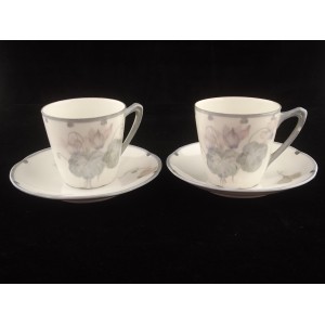 Paire de tasses anciennes en porcelaine décor cyclamen
