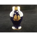 Petit vase en porcelaine de Limoges bleu de four décor scène galante