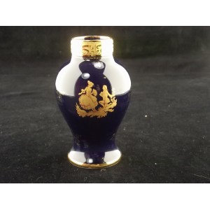Petit vase en porcelaine de Limoges bleu de four décor scène galante