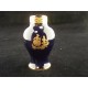 Petit vase en porcelaine de Limoges bleu de four décor scène galante