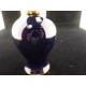 Petit vase en porcelaine de Limoges bleu de four décor scène galante