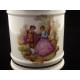 Pot couvert en porcelaine de Limoges décor Fragonard