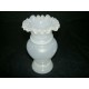 Petit vase en opaline blanche