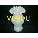 Petit vase en opaline blanche