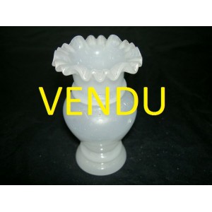 Petit vase en opaline blanche