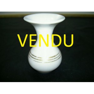 Ancien petit vase &agrave; violette en opaline 