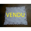 Napperon en coton fin bord&eacute; de broderie au crochet