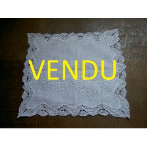 Napperon en coton fin bord&eacute; de broderie au crochet