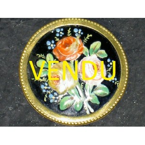 Broche ancienne en porcelaine &agrave; monture dor&eacute;e