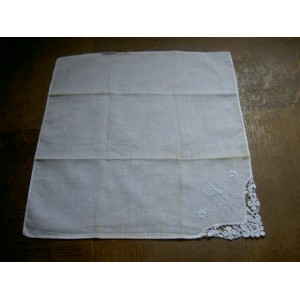 Handkerchief in linen embroidered initial end.
