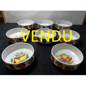 Ensemble de 8 coupelles à décor de fruits 