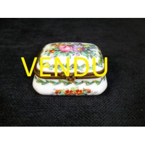 Petite bo&icirc;te en porcelaine ancienne