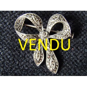 Broche en argent et marcassites en forme de noeud