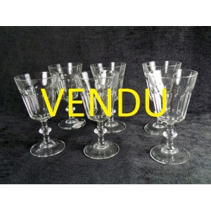 Verres &agrave; vin sur pied anciens en s&eacute;rie de 6