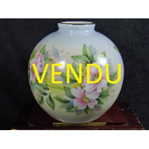 Vase boule en porcelaine de Limoges r&eacute;hauss&eacute; main