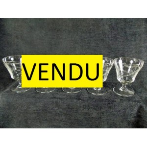 Verres à pied anciens pour le vin 5 pièces